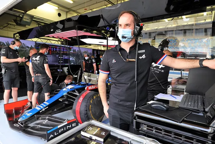 Karel Loos, ingeniero de carrera de Alpine F1, y Fernando Alonso, Alpine F1 