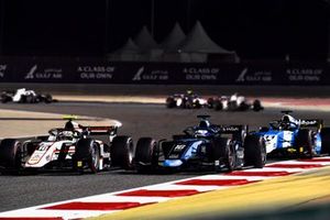 Theo Pourchaire, ART Grand Prix, battles with Roy Nissany, Dams, ahead of Richard Verschoor, MP Motorsport