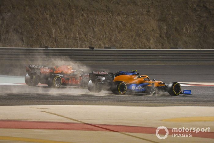 Lando Norris, McLaren MCL35M, Max Verstappen, Red Bull Racing RB16B 
