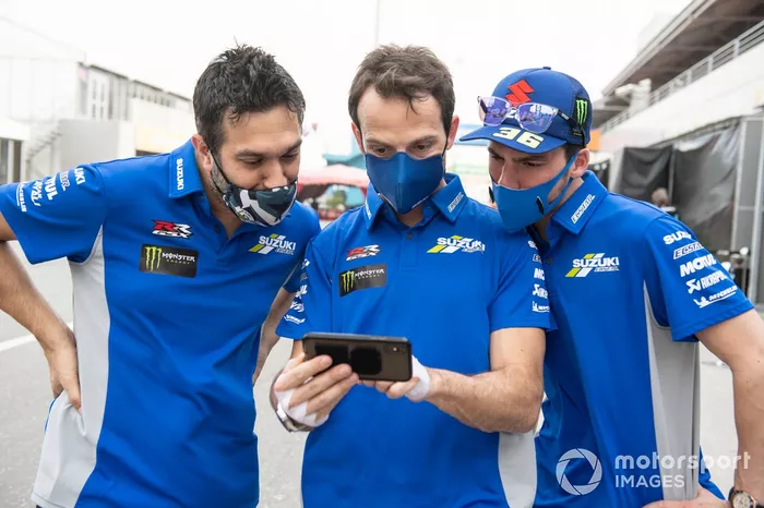 Sylvain Guintoli, centro, junto a Joan Mir, y su jefe técnico, Frankie Carchedi, 