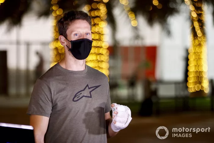 Romain Grosjean, Haas F1 regresa al paddock después de su accidente con la mano vendada