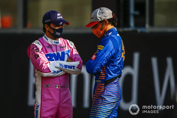 Sergio Pérez, Racing Point, y Lando Norris, McLaren durante la foto de grupo de los pilotos al final de la temporada 