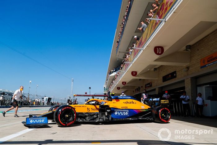 Lando Norris, McLaren MCL35M, sale del garaje