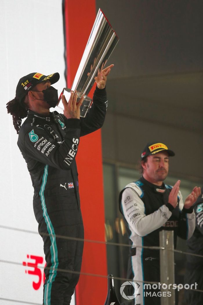 Podio: ganador Lewis Hamilton, Mercedes, tercer lugar Fernando Alonso, Alpine F1