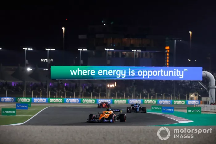 Lando Norris, McLaren MCL35M, Esteban Ocon, Alpine A521, y Carlos Sainz Jr., Ferrari SF21