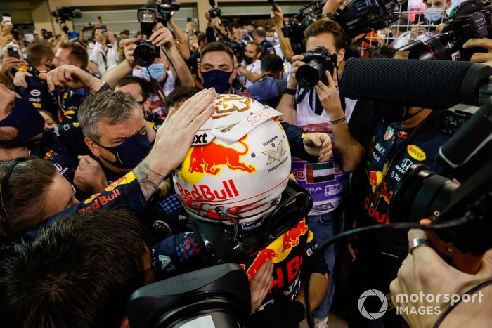 El campeón de pilotos de 2021, Max Verstappen, de Red Bull Racing, en primera posición, lo celebra en el Parc Ferme con su equipo