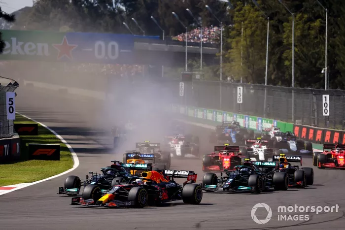 Max Verstappen, Red Bull Racing RB16B, Lewis Hamilton, Mercedes W12, Valtteri Bottas, Mercedes W12, Daniel Ricciardo, McLaren MCL35M, Sergio Pérez, Red Bull Racing RB16B, y el resto de la parrilla de salida