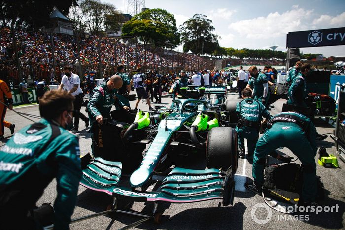 Lance Stroll, Aston Martin AMR21, en la parrilla de salida