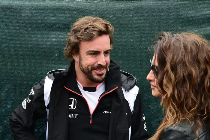 Fernando Alonso, McLaren, con Penélope Cruz, actriz