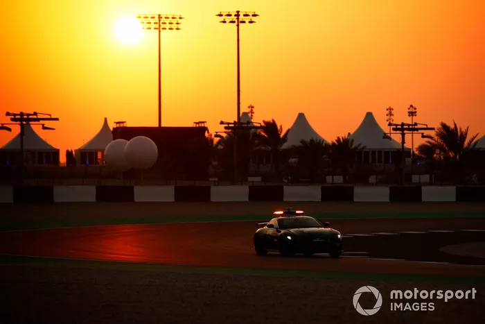 Aston Martin Vantage Safety Car al atardecer