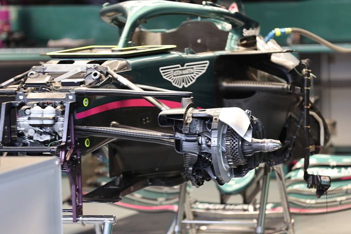 Detalle de la suspensión del Aston Martin AMR21