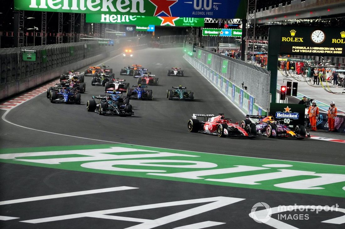Charles Leclerc, Ferrari SF-23, lucha con Max Verstappen, Red Bull Racing RB19, por delante de George Russell, Mercedes F1 W14, Pierre Gasly, Alpine A523, Alex Albon, Williams FW45, Logan Sargeant, Williams FW45, el resto de la parrilla en la salida.