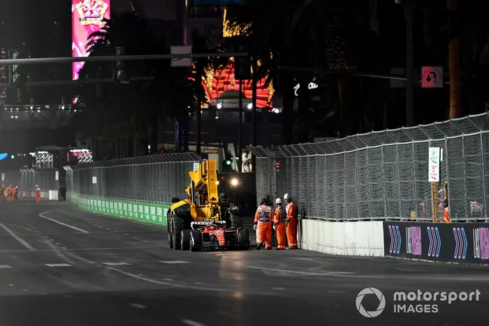 Los comisarios retiran el coche de Carlos Sainz, Ferrari SF-23, del circuito