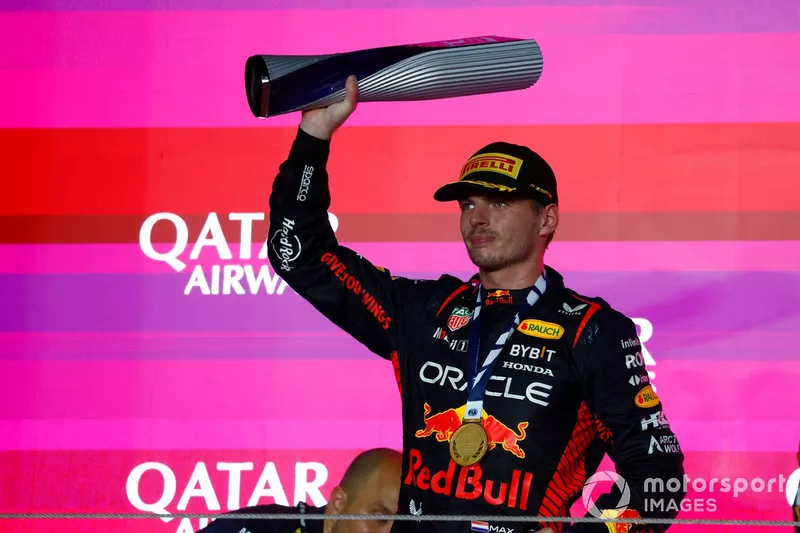 Max Verstappen, Red Bull Racing, 1° posizione, solleva il trofeo dei vincitori