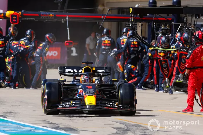 Max Verstappen, Red Bull Racing RB19 en boxes