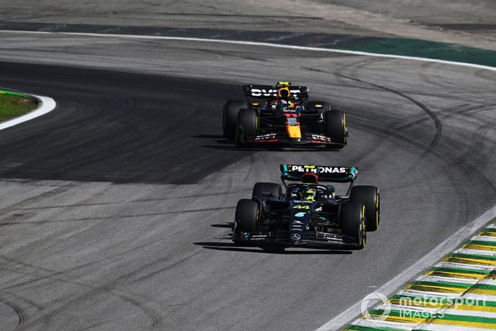Lewis Hamilton, Mercedes F1 W14, Sergio Pérez, Red Bull Racing RB19