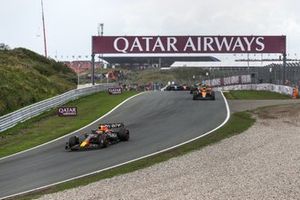 Max Verstappen, Red Bull Racing RB19, Lando Norris, McLaren MCL60, Fernando Alonso, Aston Martin AMR23, el resto de la parrilla en la primera vuelta.