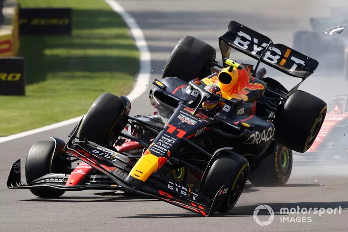 Charles Leclerc, Ferrari SF-23, Sergio Pérez, Red Bull Racing RB19, se tocan en la salida provocando el accidente del mexicano.
