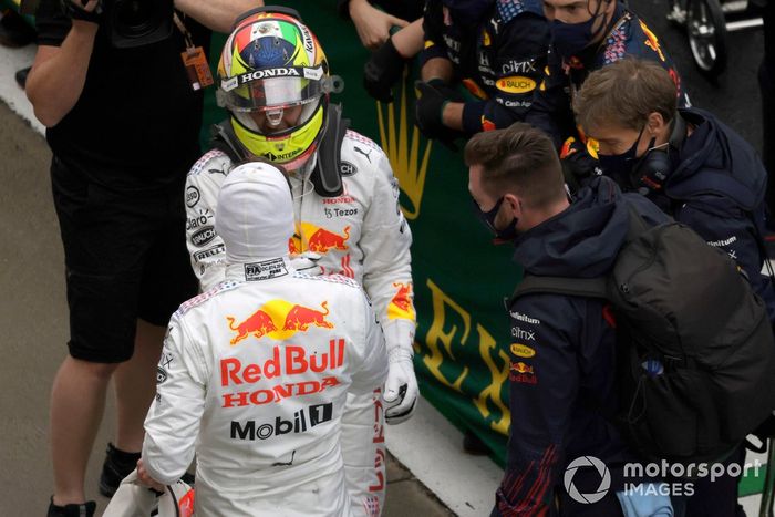 Max Verstappen, Red Bull Racing, 2ª posición, y Sergio Pérez, Red Bull Racing, 3ª posición, celebran en el Parc Ferme