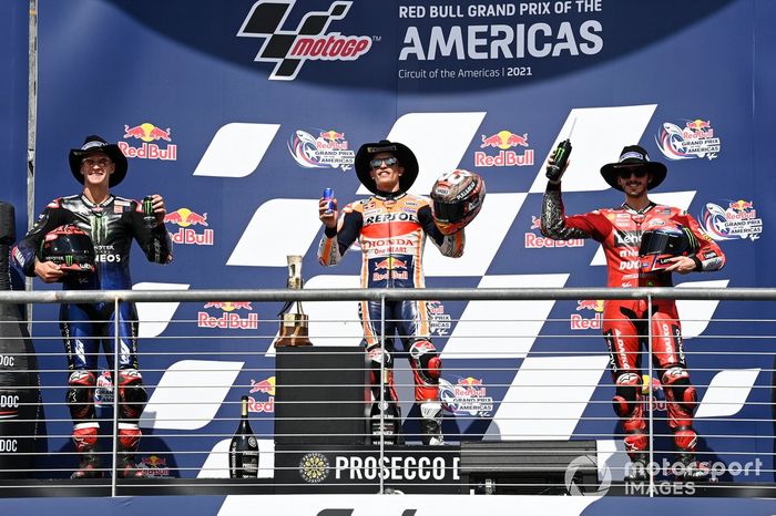 Podio: segundo lugar Fabio Quartararo, Yamaha Factory Racing, ganador Marc Márquez, Repsol Honda Team, tercer lugar Francesco Bagnaia, Ducati Team