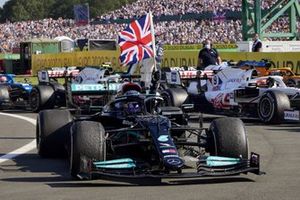 Lewis Hamilton, Mercedes W12, 1e plaats, arriveert in Parc Ferme met de Britse vlag