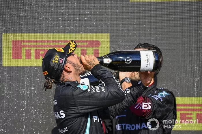 Podio: ganador Lewis Hamilton, Mercedes