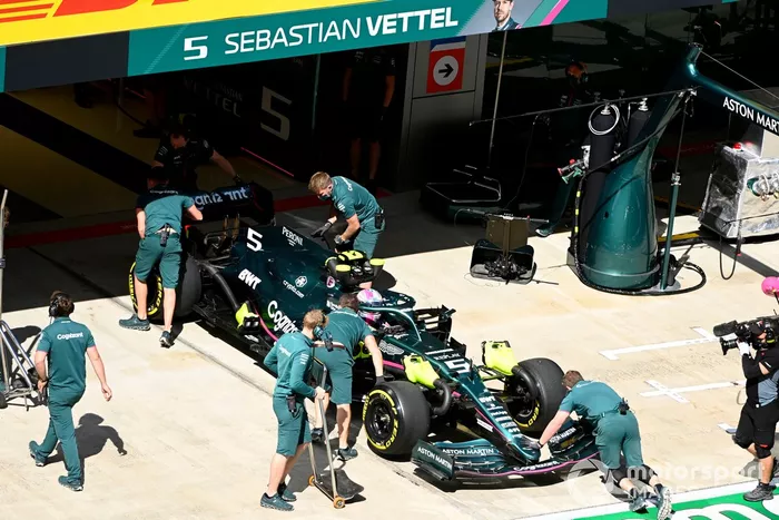Sebastian Vettel, Aston Martin AMR21, vuelve al box