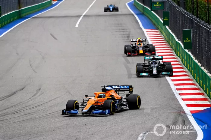 Daniel Ricciardo, McLaren MCL35M, Lewis Hamilton, Mercedes W12, y Sergio Pérez, Red Bull Racing RB16B