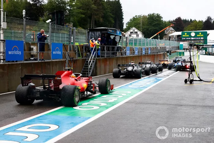 Lewis Hamilton, Mercedes W12, Valtteri Bottas, Mercedes W12, Carlos Sainz Jr., Ferrari SF21 saliendo de pits