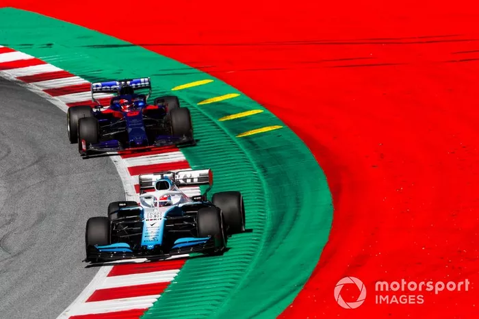 A Russell se le informa de que Kvyat viene rápido en clasificación, pero quizás demasiado tarde