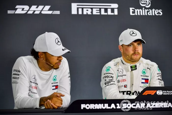 Los primeros clasificados, Lewis Hamilton, Mercedes AMG F1, y el poleman Valtteri Bottas, Mercedes AMG F1, en la rueda de prensa posterior a la calificación.