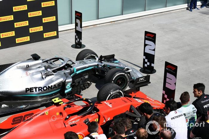 Los coches de Lewis Hamilton, Mercedes AMG F1 W10, 1ª posición, y Charles Leclerc, Ferrari SF90, 3ª posición, en Parc Ferme, después de que Sebastian Vettel, Ferrari,  cambiara los letreros de posición