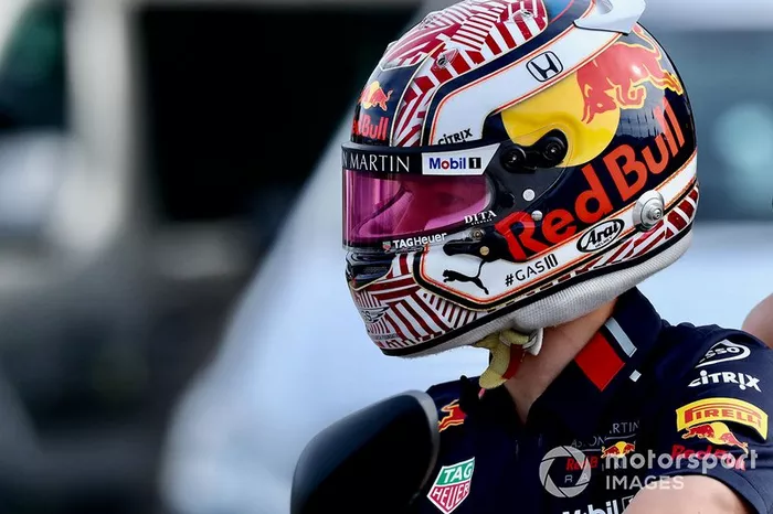 Pierre Gasly, Red Bull Racing, en un scooter con su novia Caterina Masetti Zannini