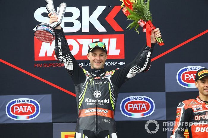 Podio: Jonathan Rea, ganador de la carrera 1, Kawasaki Racing Team
