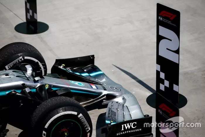 Número 2 delante del coche de Lewis Hamilton, Mercedes AMG F1 después de que Sebastian Vettel, Ferrari moviera los letreros