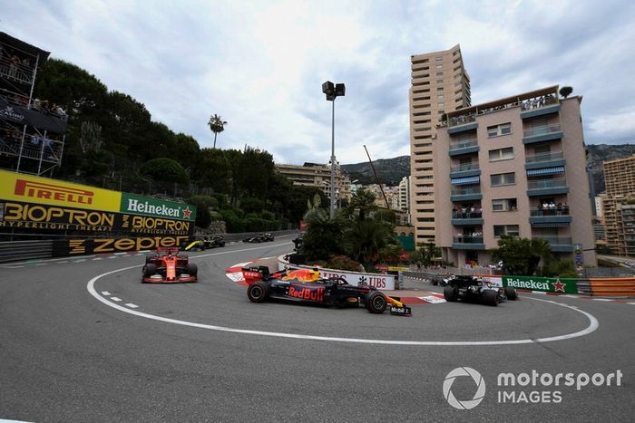 Valtteri Bottas, Mercedes AMG W10, Max Verstappen, Red Bull Racing RB15, y Sebastian Vettel, Ferrari SF90