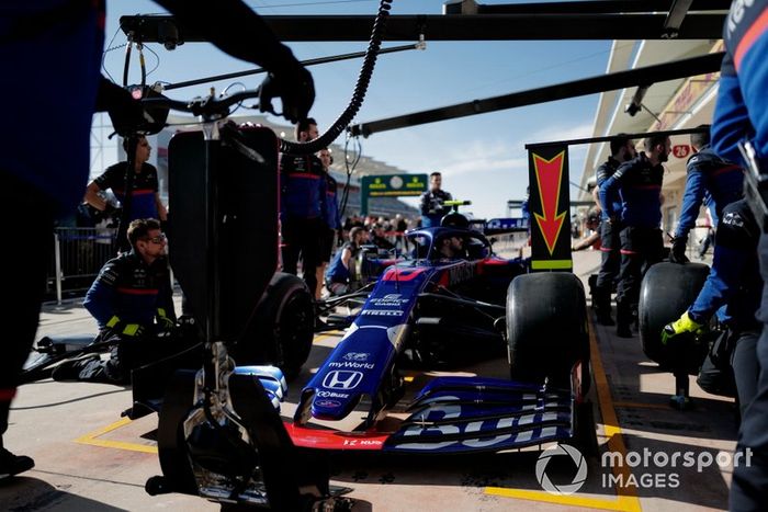 El equipo Toro Rosso practica una parada en boxes