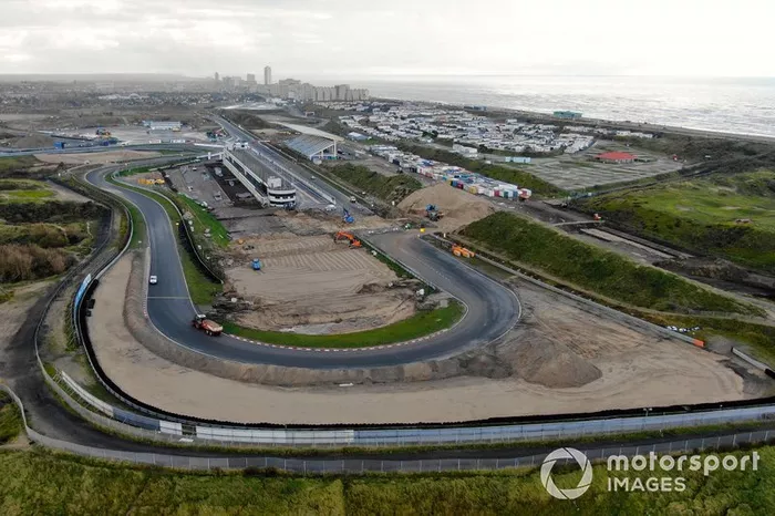 Trabajos de construcción en el autódromo de Zandvoort para el Gran Premio de Holanda