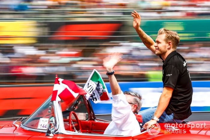 Kevin Magnussen, Haas F1, en el desfile de pilotos