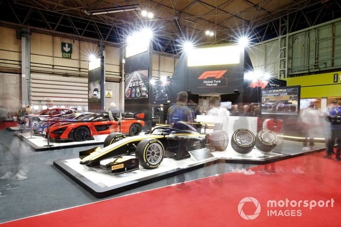 Una vista general de los fans en el stand de Pirelli