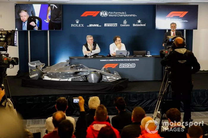Ross Brawn, Managing Director di Motorsports, FOM, Chase Carey, Chairman, Formula 1 e Nikolaz Tombazi svelano le regole 2021 di Formula 1 inconferenza stampa. Jean Todt, President, FIA, ascolta via video