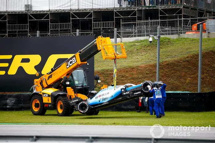 Los oficiales retiran el coche de Robert Kubica, Williams FW425, con una grúa 
