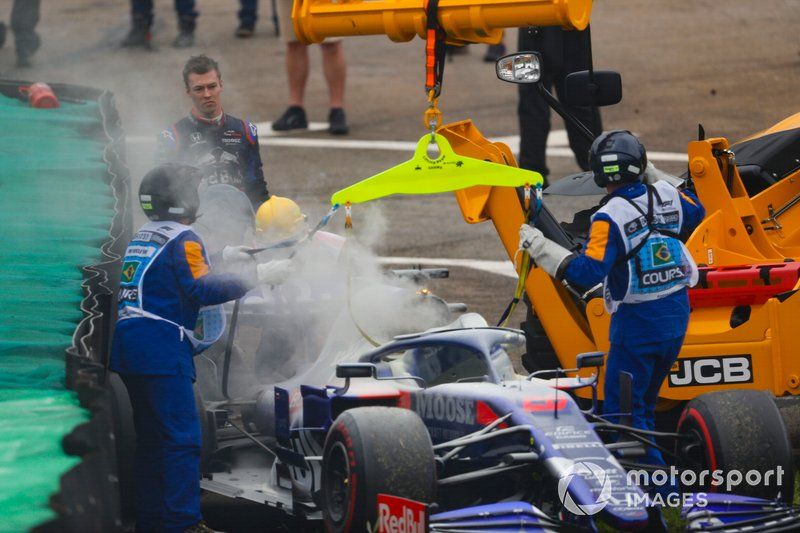 Daniil Kvyat, Toro Rosso STR14 viendo cómo se recupera su coche tras un accidente