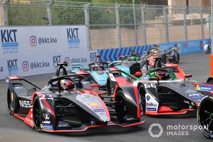 Sébastien Buemi, Nissan e.Dams, Nissan IMO2 precede Daniel Abt, Audi Sport ABT Schaeffler, Audi e-tron FE06, Mitch Evans, Jaguar Racing, Jaguar I-Type 4 