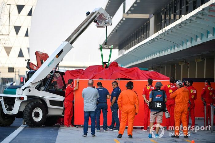 Auto di Charles Leclerc, Ferrari SF90 viene riportata in garage 