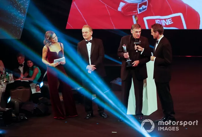 Dick Bennetts recibe el premio Gregor Grant en el escenario