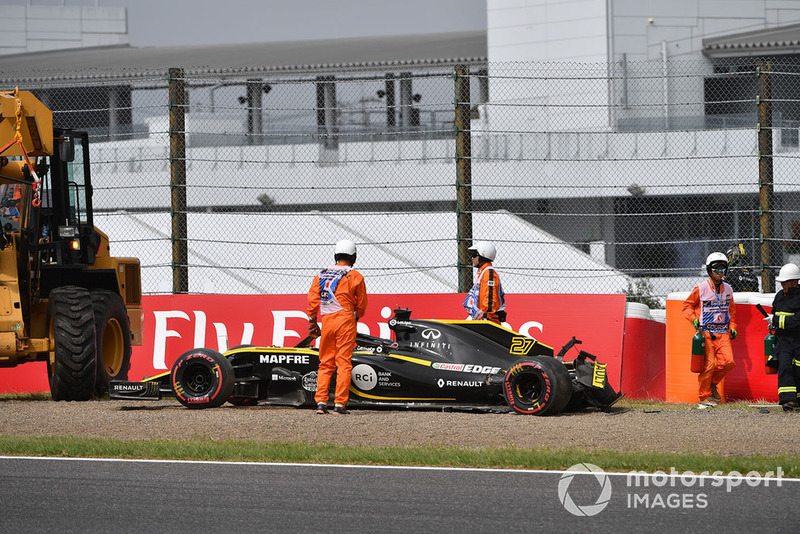 Евакуація розбитої машини Ніко Хюлькенберга, Renault Sport F1 Team R.S. 18