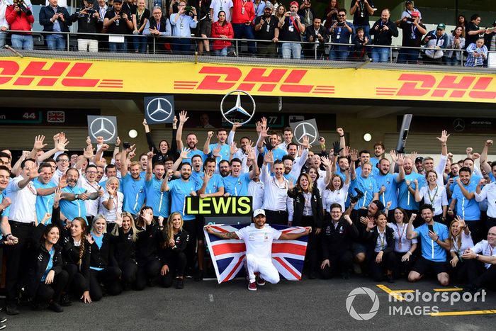 Lewis Hamilton, Mercedes AMG F1 celebra con el equipo