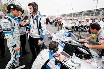 Felipe Massa, Venturi Formula E talks with his engineers on the grid