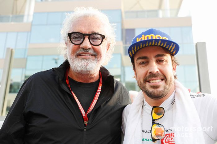 Fernando Alonso, McLaren, con Flavio Briatore, in griglia di partenza